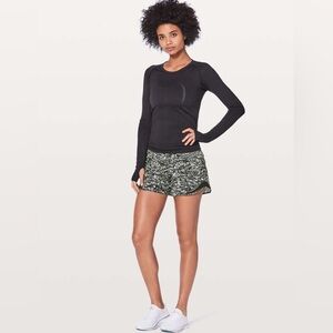 Lululemon‎ Hotty Hot Short II Long 4" Liquid Platinum Alpine White Black sz4